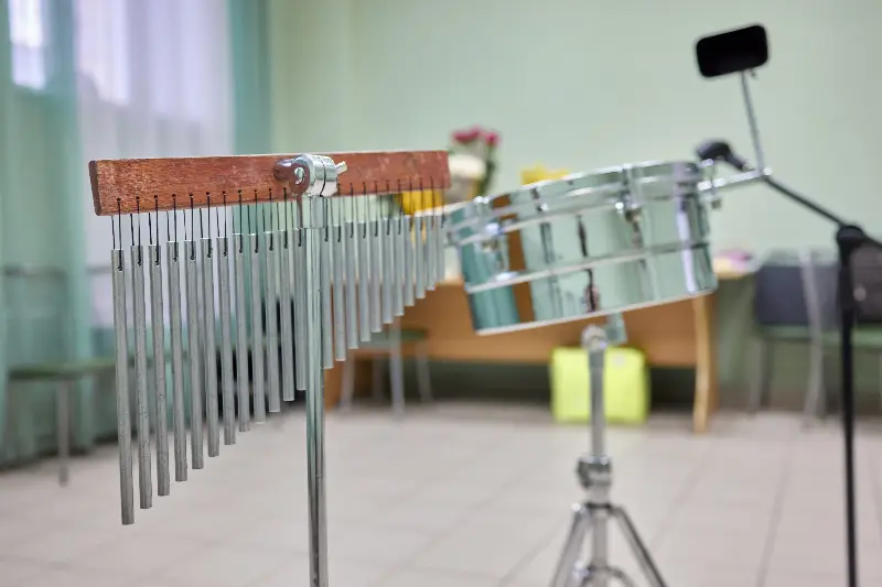 Carillon à tubes et timbales sur pied dans une salle de musique vide