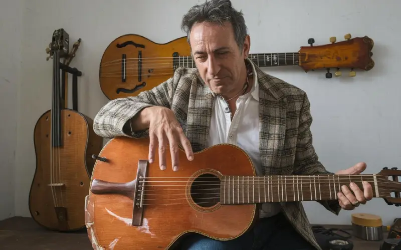 Ces artisans qui transforment des meubles cassés en instruments uniques