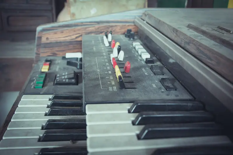Clavier électronique ancien avec ses tirettes de registres colorées