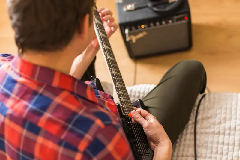 Comment intégrer des techniques de tapping dans votre jeu de guitare ?