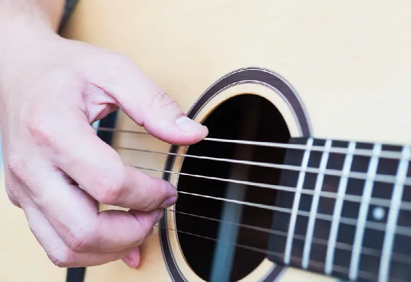Comment maîtriser le fingerpicking en guitare acoustique ?