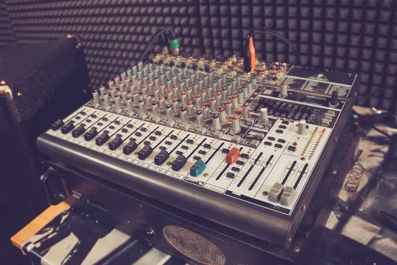 Console de mixage dans un studio tapissé de mousse acoustique