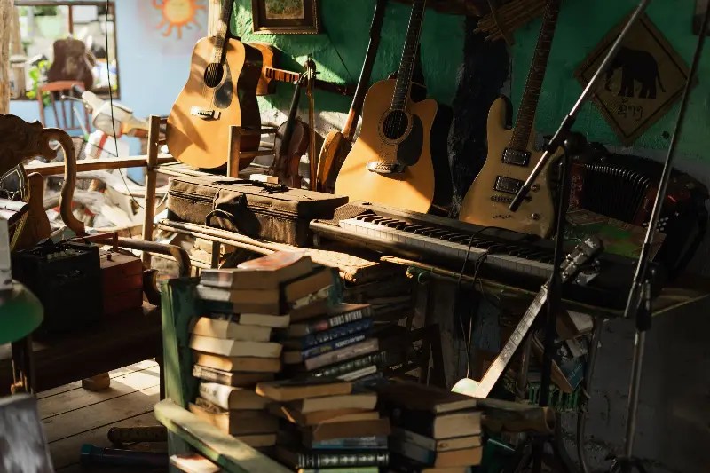 Instruments anciens sur un étal de brocante