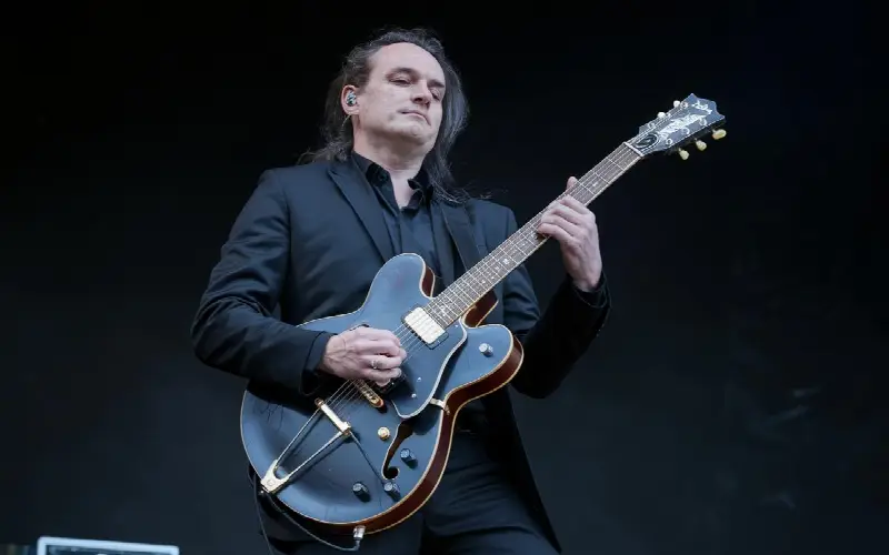 La guitare invisible : l'instrument qui fait sensation sur scène
