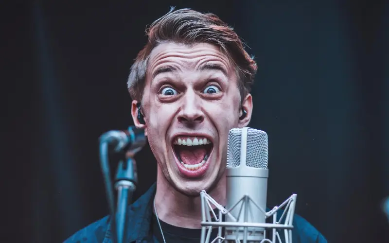 Le SECRET des chanteurs pros : cet exercice simple va transformer ta voix en OR !
