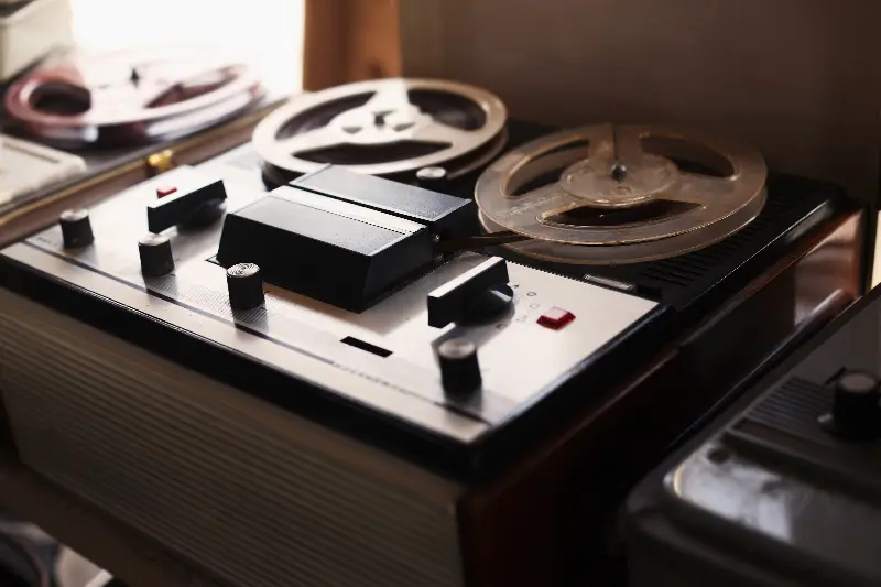 Magnétophone à bandes vintage, bobines et boutons rotatifs vus en gros plan