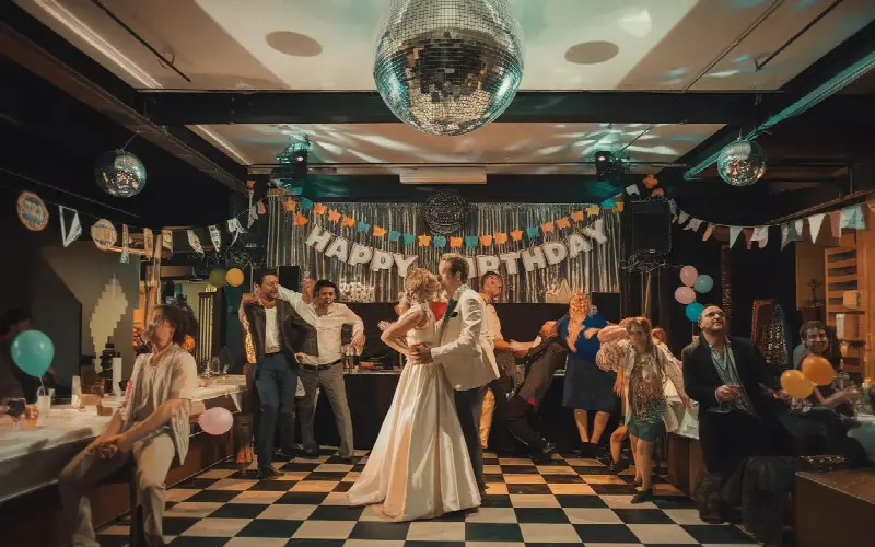 Mariages, boîtes, anniversaires : pourquoi ce tube ne meurt jamais