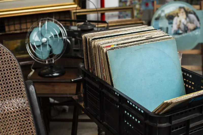 Pochettes de vieux disques vinyles dans une caisse, sur un marché aux puces