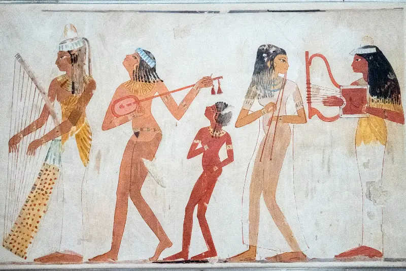 Peinture égyptienne de musiciennes jouant de la harpe, du luth à long manche, de la flûte double et de la lyre