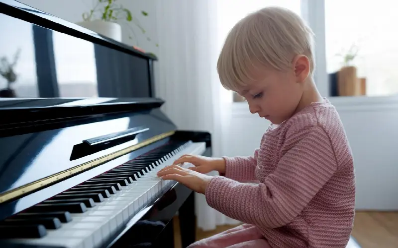 Tu n’as pas de piano chez toi ? Voici comment apprendre quand même