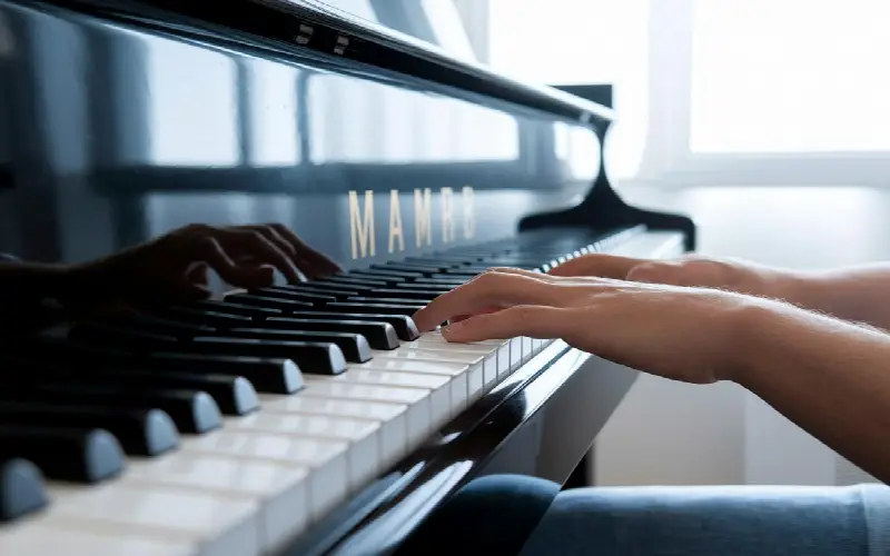 Tu veux impressionner sans savoir jouer ? Ces 5 morceaux sont magiques au piano