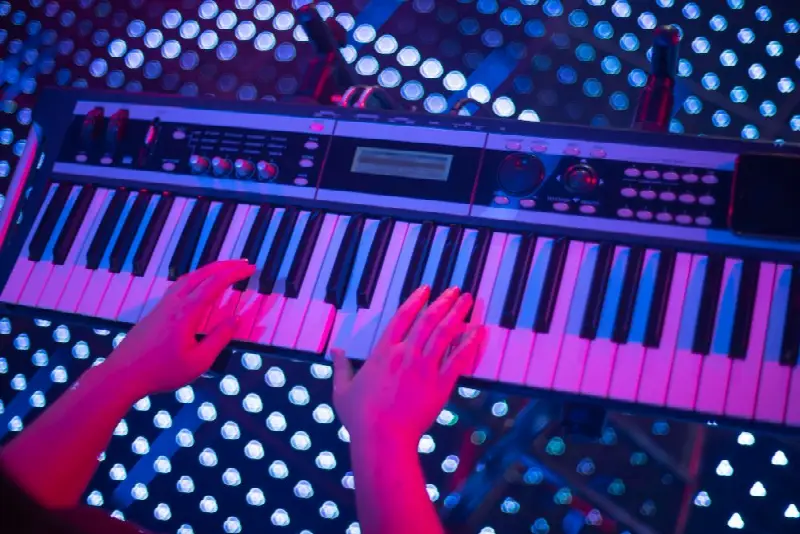 Utilisation du piano en musique pop pour composition innovante