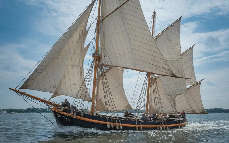 Voilier à voiles carrées en mer