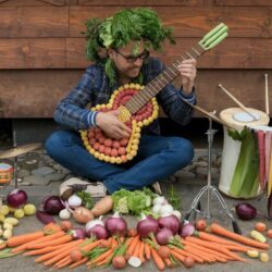 Cet artiste a transformé des légumes en instruments de musique !