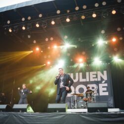 Julien Doré fait un duo surprenant en concert !