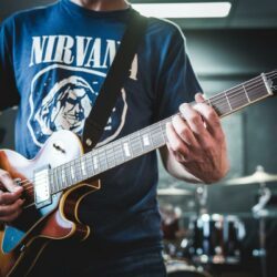 Les 5 riffs de Nirvana que tout guitariste DOIT savoir jouer